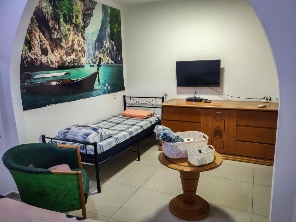 Ein Bett oder Betten in einem Zimmer der Unterkunft הבית הלבן של נתן