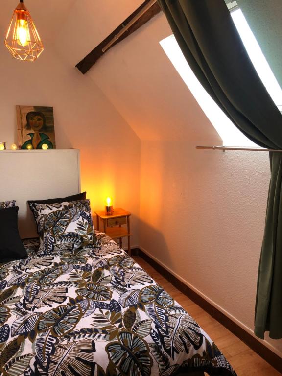 Postel nebo postele na pokoji v ubytování Gîte à la ferme chaleureux avec cheminée
