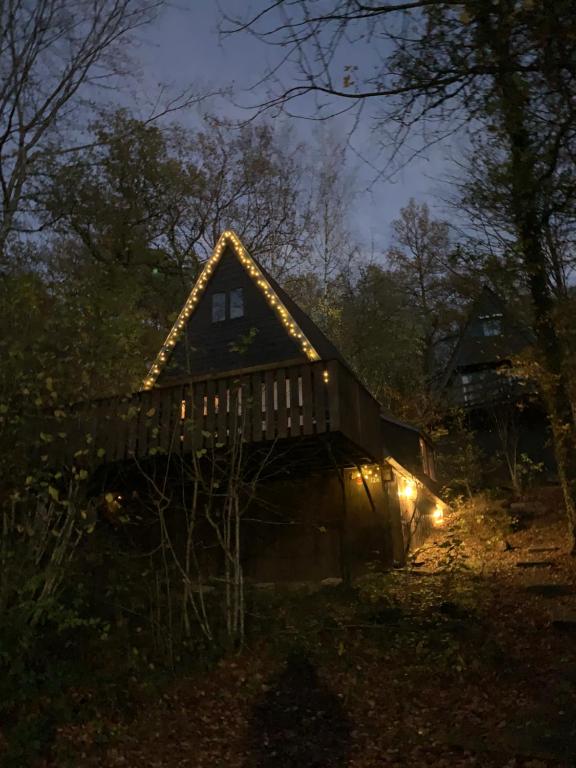 une maison éclairée la nuit avec des lumières allumées dans l'établissement Chalet 126 - Durbuy, à Durbuy