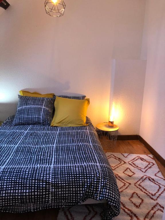 Postel nebo postele na pokoji v ubytování Gîte à la ferme chaleureux avec cheminée