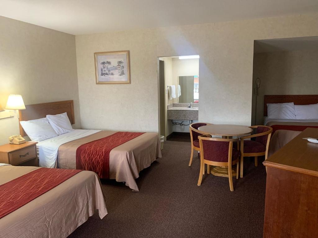 Postel nebo postele na pokoji v ubytování Coachman's Inn Motel