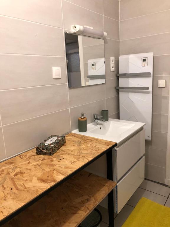 Kuchyň nebo kuchyňský kout v ubytování Gîte à la ferme chaleureux avec cheminée