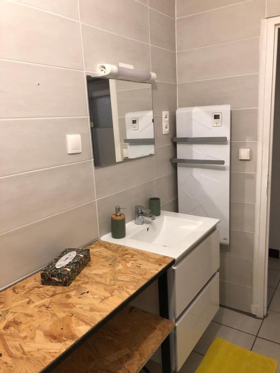 Kuchyň nebo kuchyňský kout v ubytování Gîte à la ferme chaleureux avec cheminée