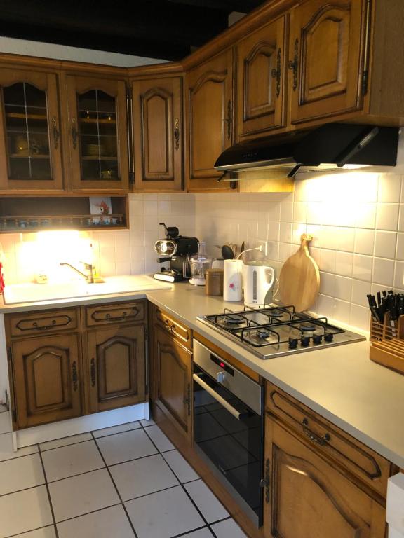 Kuchyň nebo kuchyňský kout v ubytování Gîte à la ferme chaleureux avec cheminée