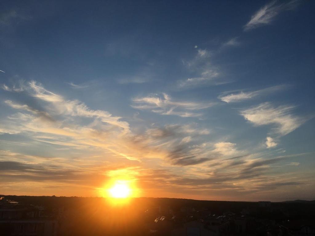 Východ nebo západ slunce při pohledu z apartmánu nebo okolí