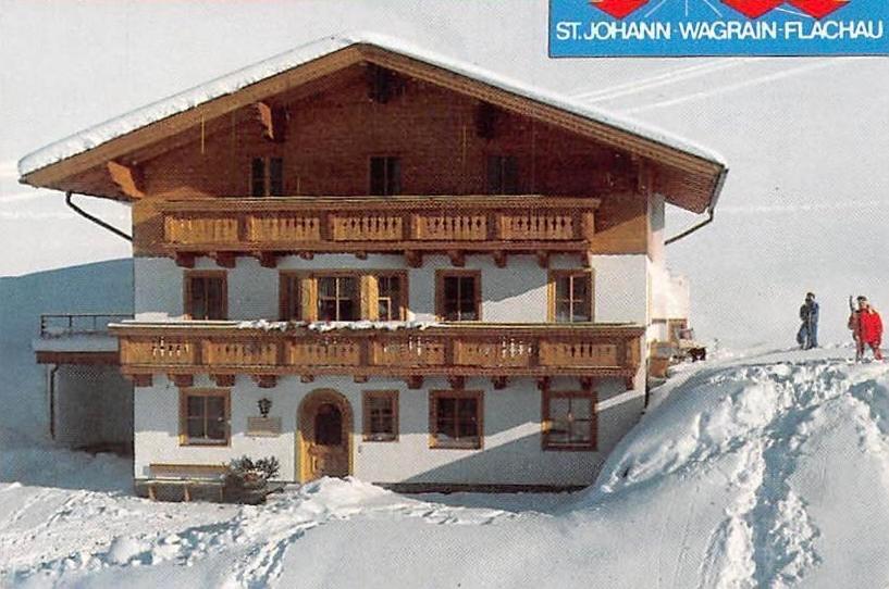 un edificio en la cima de una montaña cubierta de nieve en Apartment Sabrina, en Sankt Johann im Pongau