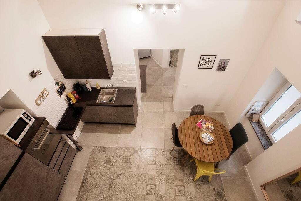 Televízia a/alebo spoločenská miestnosť v ubytovaní Beautifully Renovated Loft in Trastevere