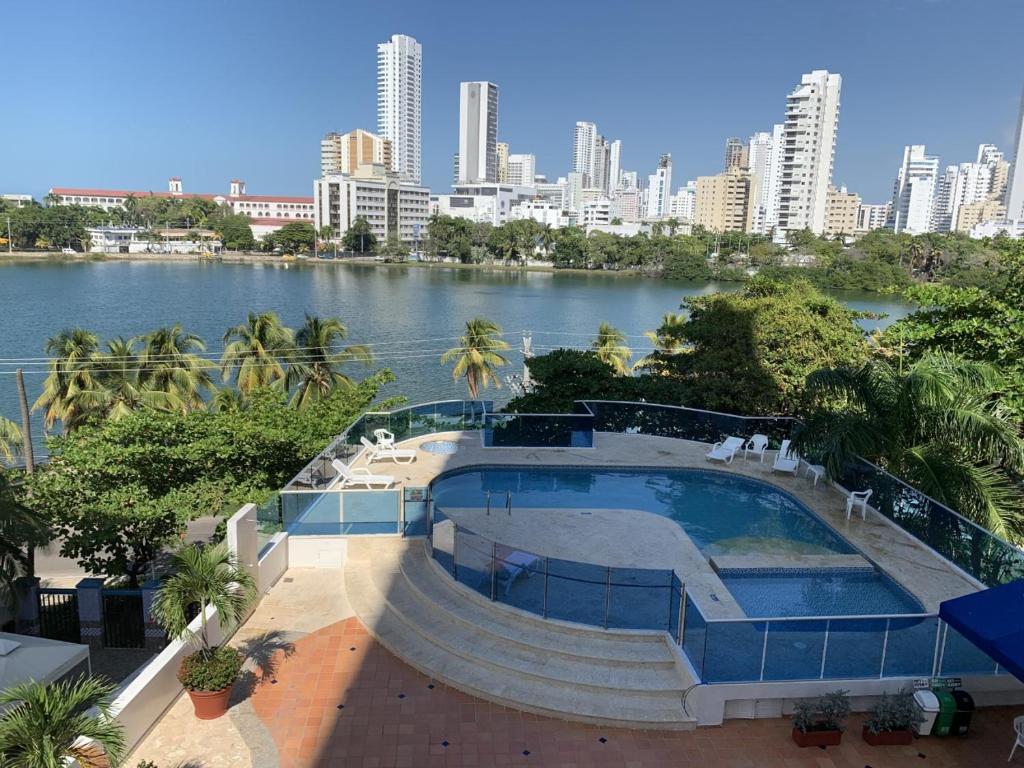 een groot zwembad naast een rivier met een stad bij Apartamento Mirador Del Laguito in Cartagena