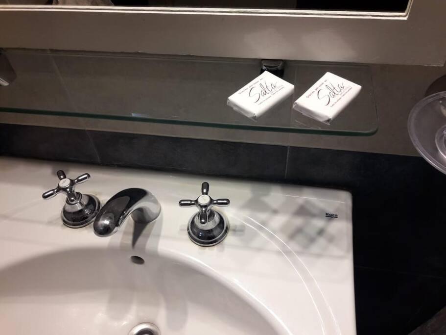 lavabo con 2 grifos y espejo en Depto para 4 personas Centro Salta capital en Salta