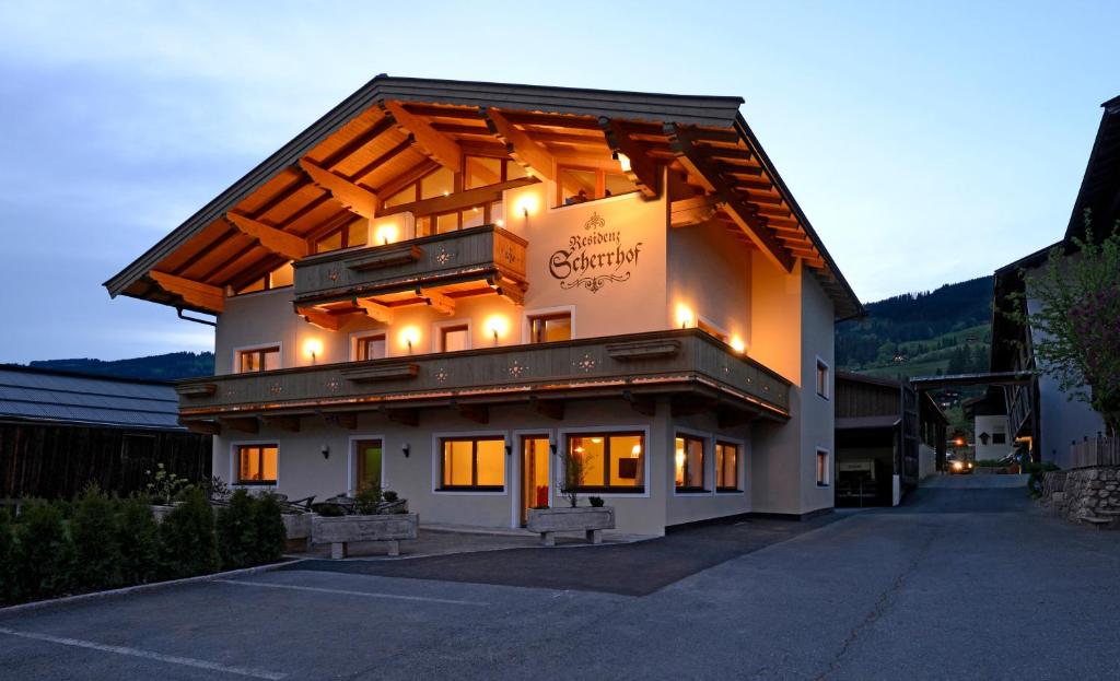 ein Gebäude mit einem Schild an der Seite in der Unterkunft Residenz Scherrhof in Kirchberg in Tirol
