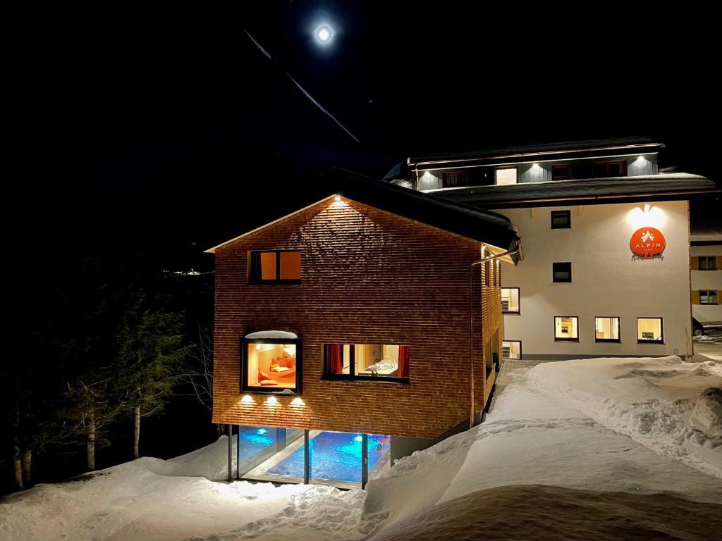 Bazén v ubytovaní Alpin - Studios & Suites alebo v jeho blízkosti