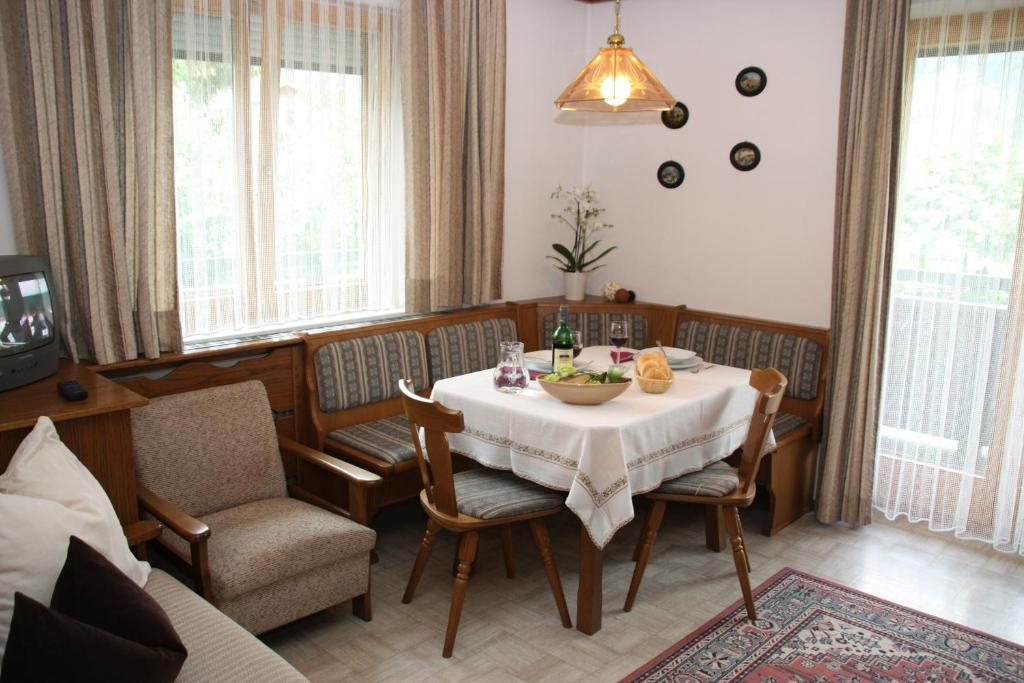 Posedenie v ubytovaní Gästehaus Neuhauser