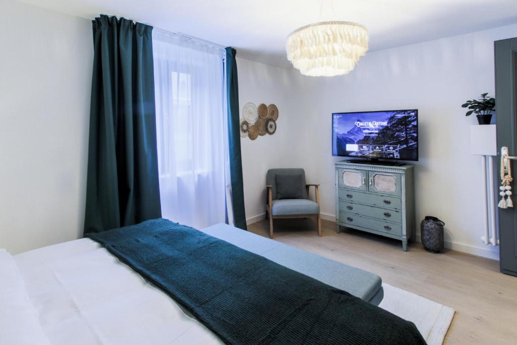 TV a/nebo společenská místnost v ubytování Chalet Antoine serviced Apartments by Mirabeau
