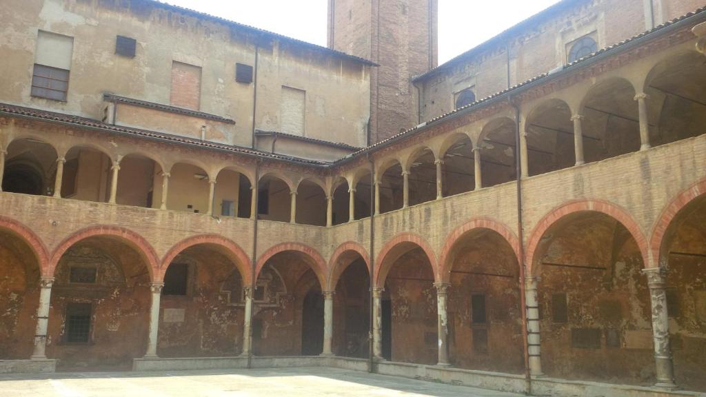 um grande edifício de tijolos com arcos em Residenza San Martino em Bolonha