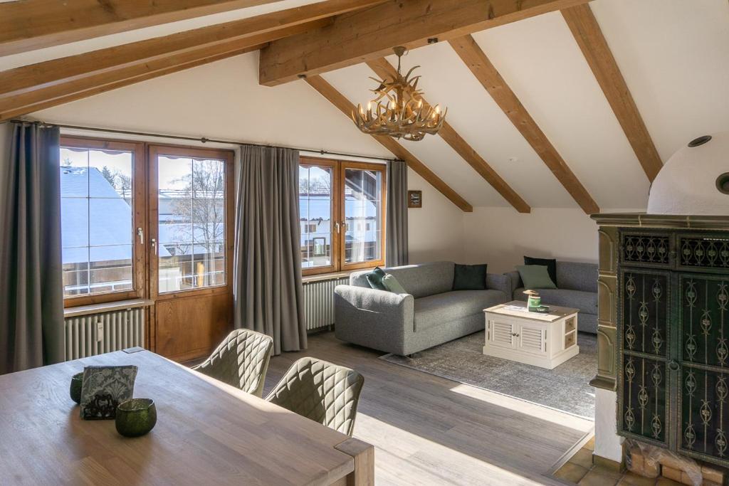 a living room with a table and a couch at Sonnig, Balkon, Berge & im Herzen von Sonthofen in Sonthofen