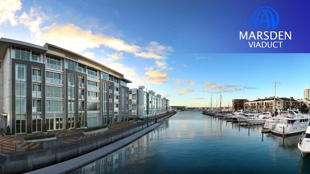 uma transformação de uma marina com barcos na água em Marsden Viaduct Hotel em Auckland