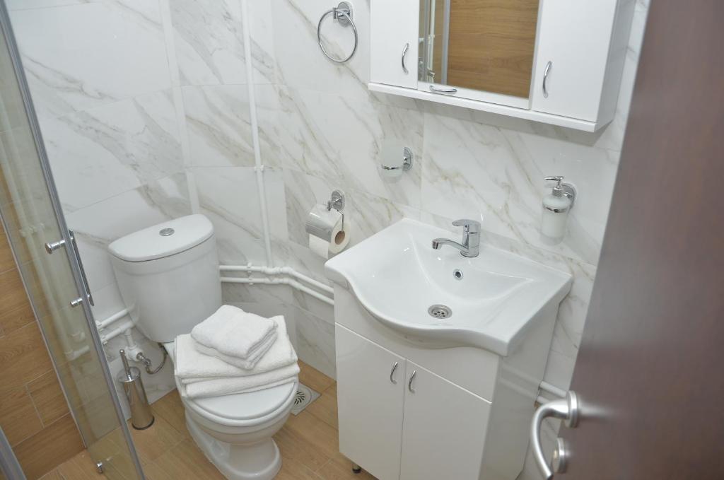 Baño blanco con aseo y lavamanos en Vikendica Čeperković #3 en Kopaonik