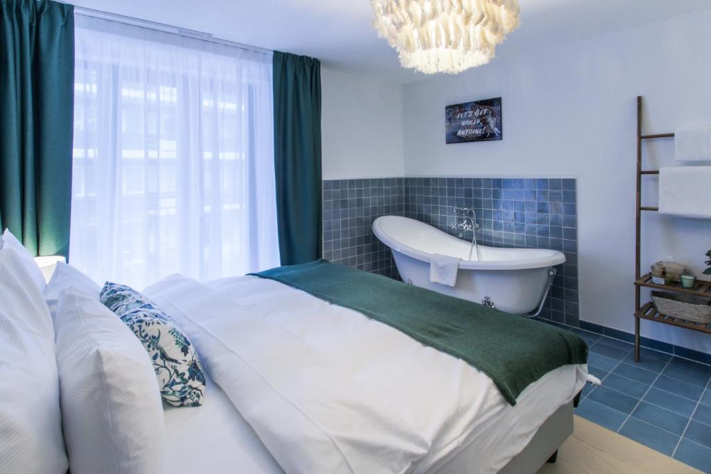 Postel nebo postele na pokoji v ubytování Chalet Antoine serviced Apartments by Mirabeau