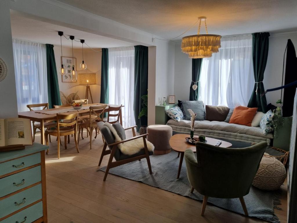 sala de estar con sofá y mesa en Chalet Antoine serviced Apartments by Mirabeau en Zermatt