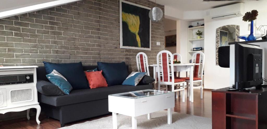 Televízia a/alebo spoločenská miestnosť v ubytovaní Apartments Diella & Gabriela Opatija