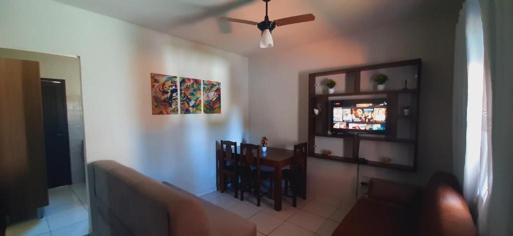 TV/trung tâm giải trí tại Casa 2 Quartos em Cabo Frio Piscina e Área Gourmet Cantim do Goiano Hospedagens