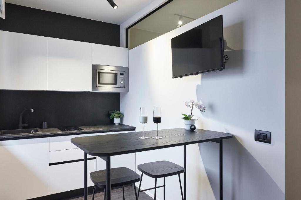 AFTER8-BLACK&WHITE - Housity