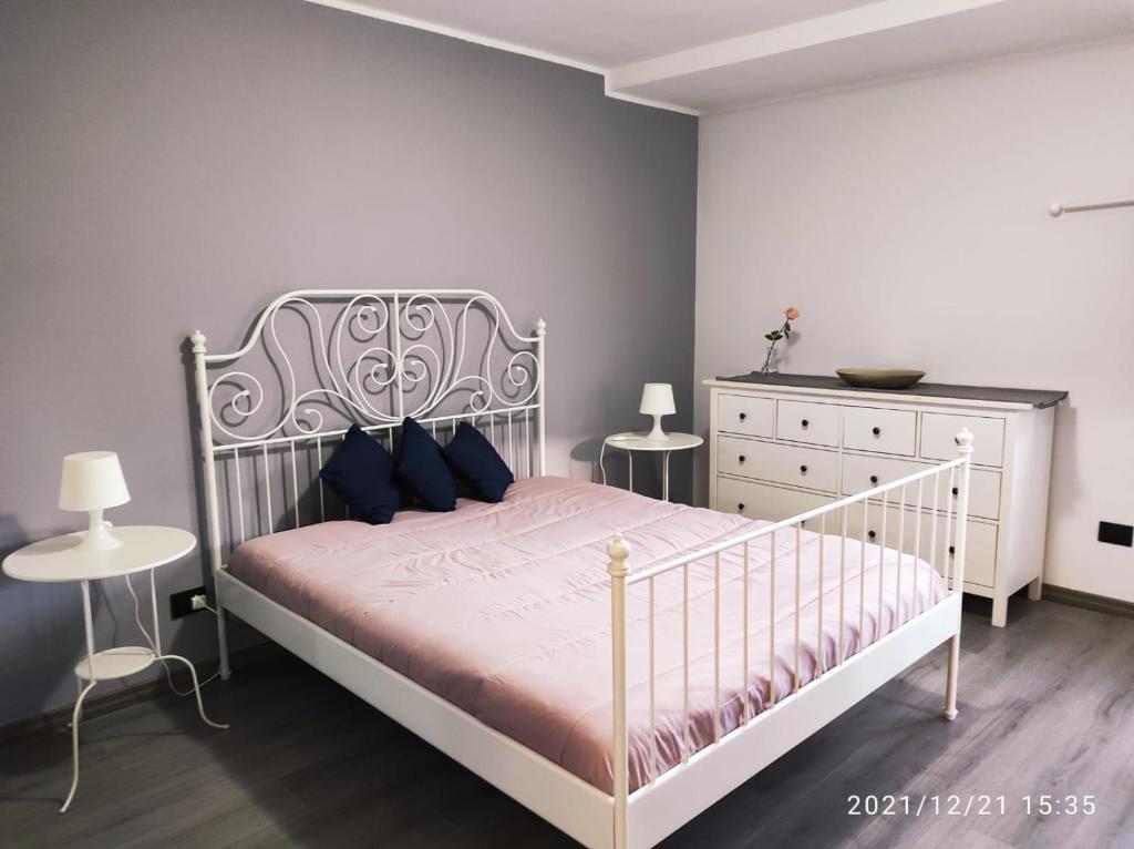- une chambre avec un lit blanc et une commode dans l'établissement Namavistu holiday house, à Catane
