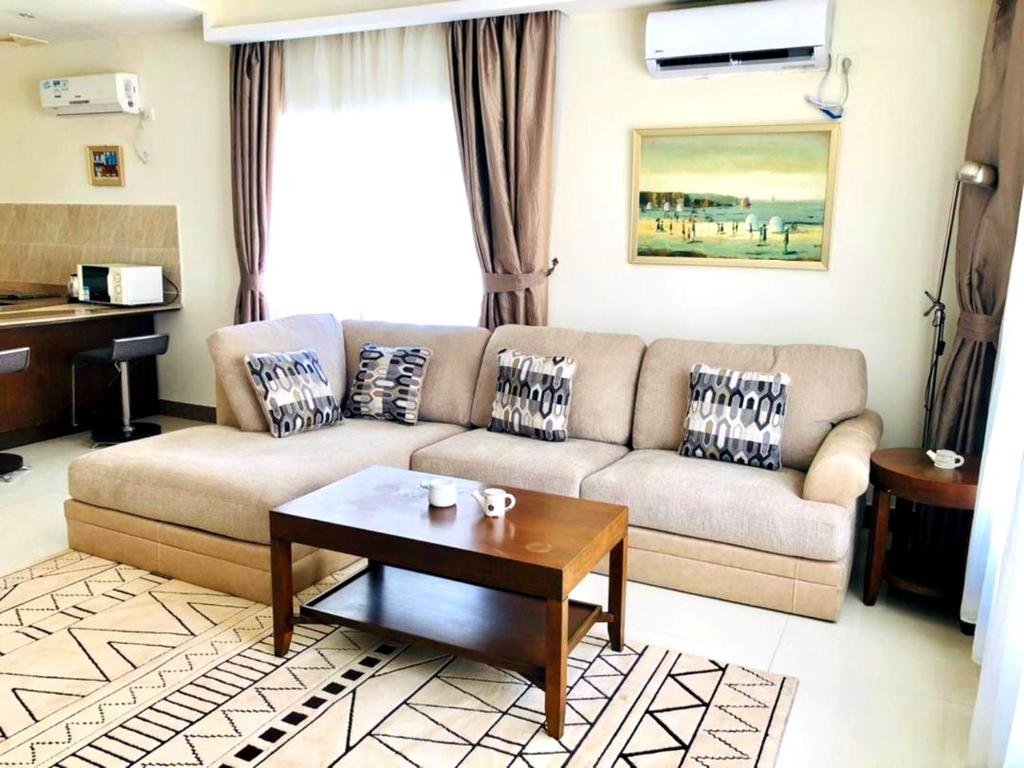 - un salon avec un canapé et une table basse dans l'établissement Plaza Hotel, à Dili