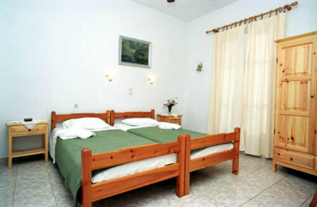 Łóżko lub łóżka w pokoju w obiekcie Karagiozos Studios & Apartments