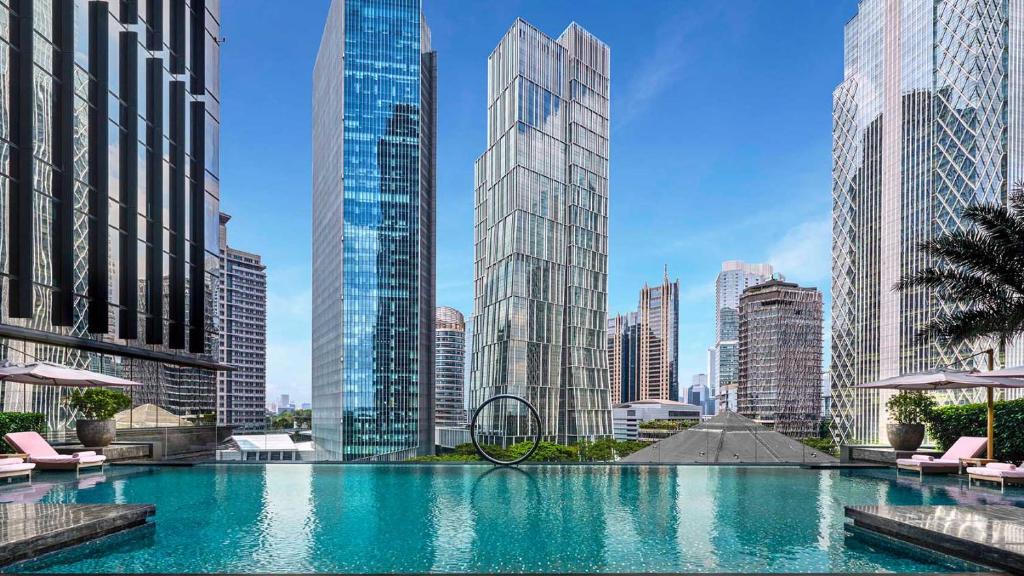 Bazén v ubytování The Langham, Jakarta nebo v jeho okolí