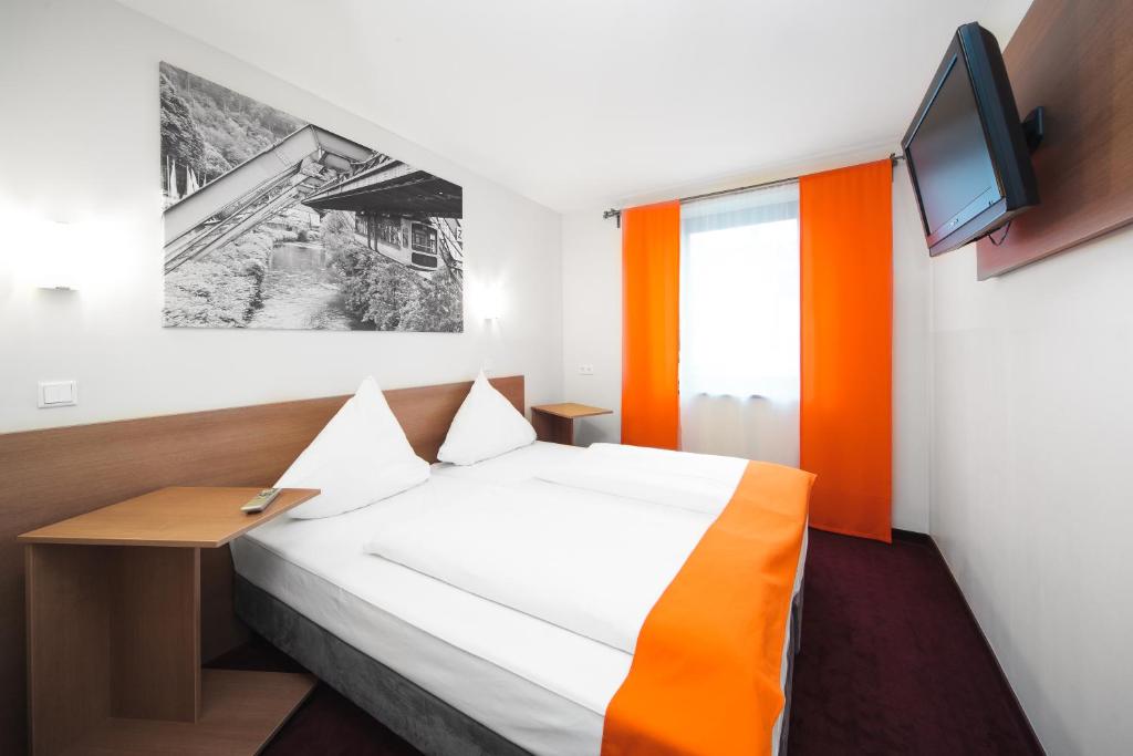 מיטה או מיטות בחדר ב-McDreams Hotel Wuppertal City
