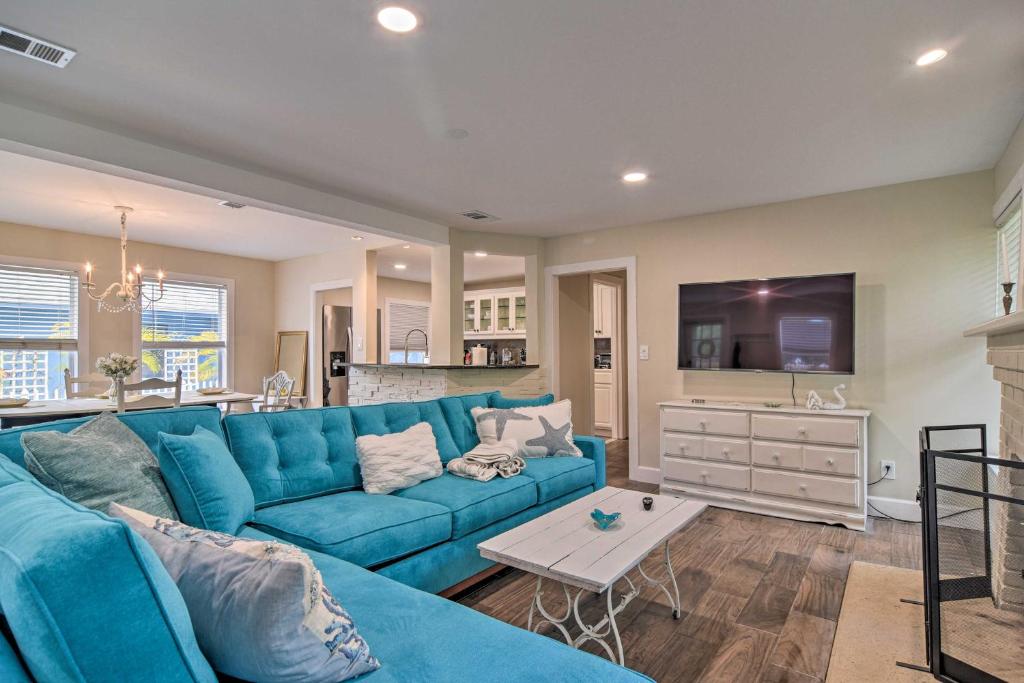 sala de estar con sofá azul y cocina en Renovated Ozona Home with Views - Steps to Gulf, en Palm Harbor