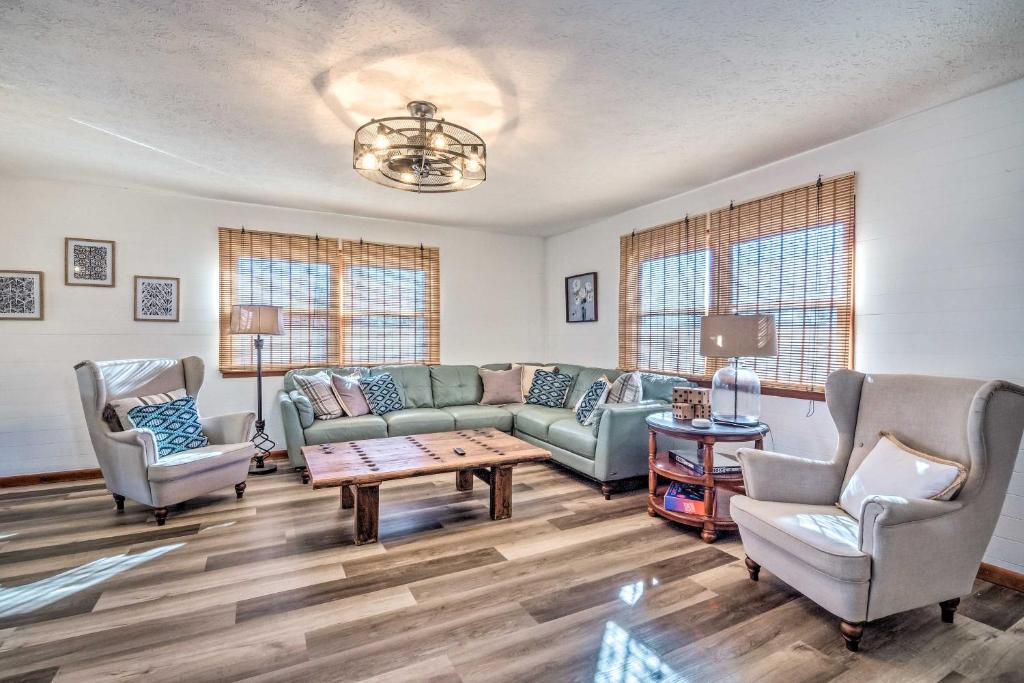 sala de estar con sofá, sillas y mesa en Lake Cumberland Eclectic Retreat Fire Pit and Views, en Jamestown