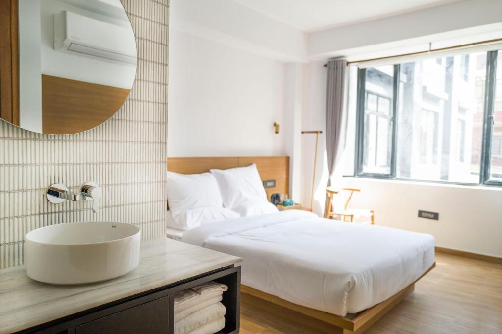 Postel nebo postele na pokoji v ubytování Nomad Hotel Lazimpat