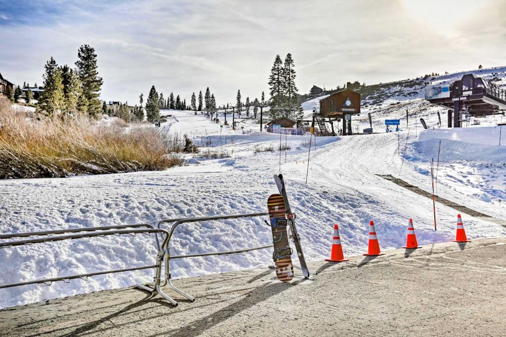On-Site Skiing Truckee Studio with Balcony v zimě