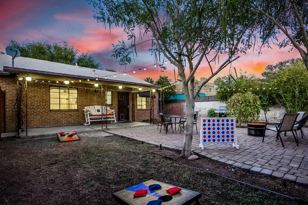 un cortile con tavolo da ping pong e albero di Sun-Lit Phoenix Gem Backyard Entertainment Patio! a Phoenix
