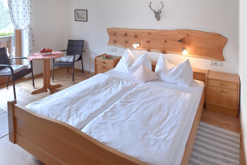 Postel nebo postele na pokoji v ubytování Gasthof Hirschenwirt