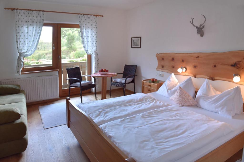 Postel nebo postele na pokoji v ubytování Gasthof Hirschenwirt