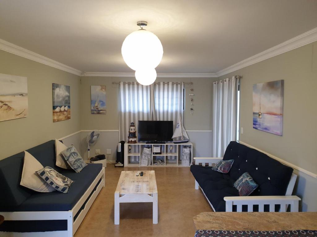 sala de estar con sofá y mesa en Diana's Apartment en Swakopmund