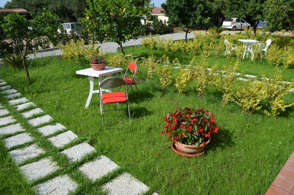 GasponiにあるB&B La Torrettaの花の庭園(テーブル、椅子付)