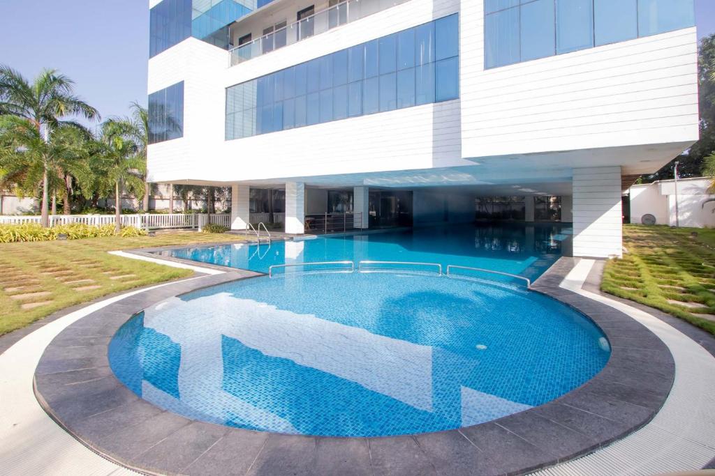 une piscine en face d'un bâtiment dans l'établissement StayVista at Starry Deck with Pvt Pool & Terrace Access, à Chennai