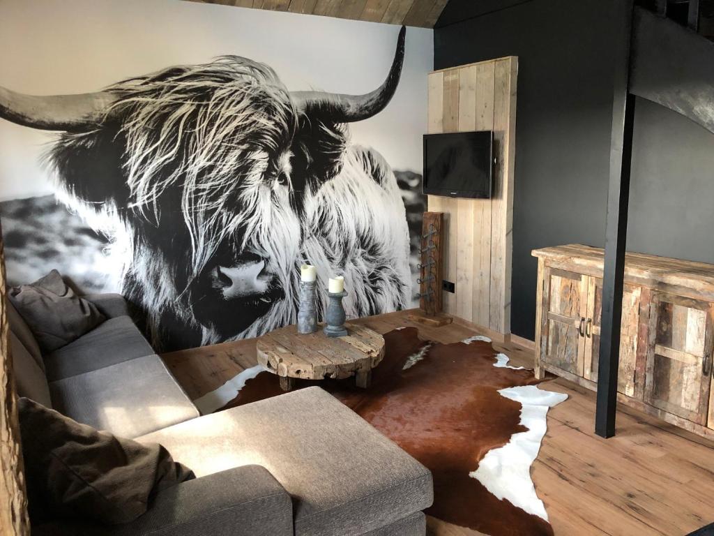 un salon orné d'une peinture murale représentant une vache dans l'établissement Logement Bilderdam, à Leimuiden