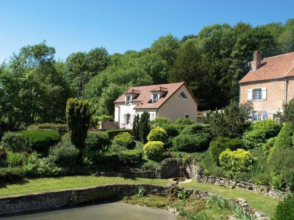 een huis en een tuin met een vijver bij Gîte Langres, 2 pièces, 2 personnes - FR-1-611-43 in Langres
