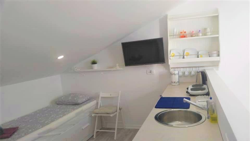 Kuchyň nebo kuchyňský kout v ubytování PiranArt Boutique Hotel & More
