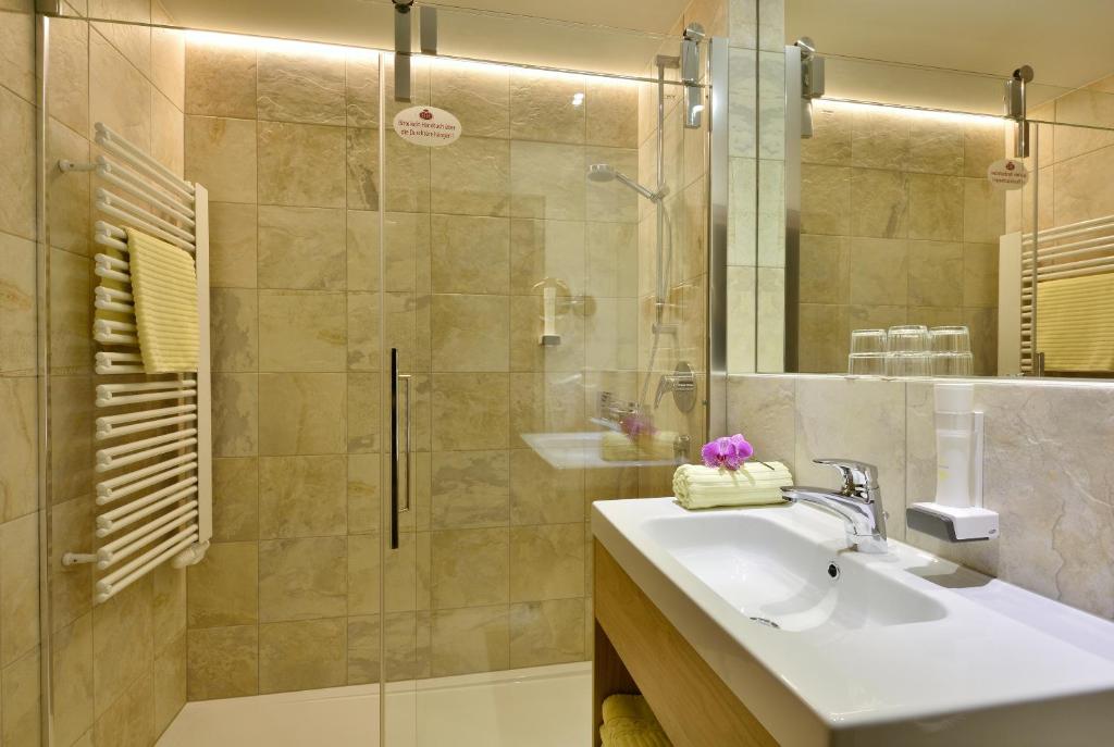 A bathroom at Hotel Hubertus