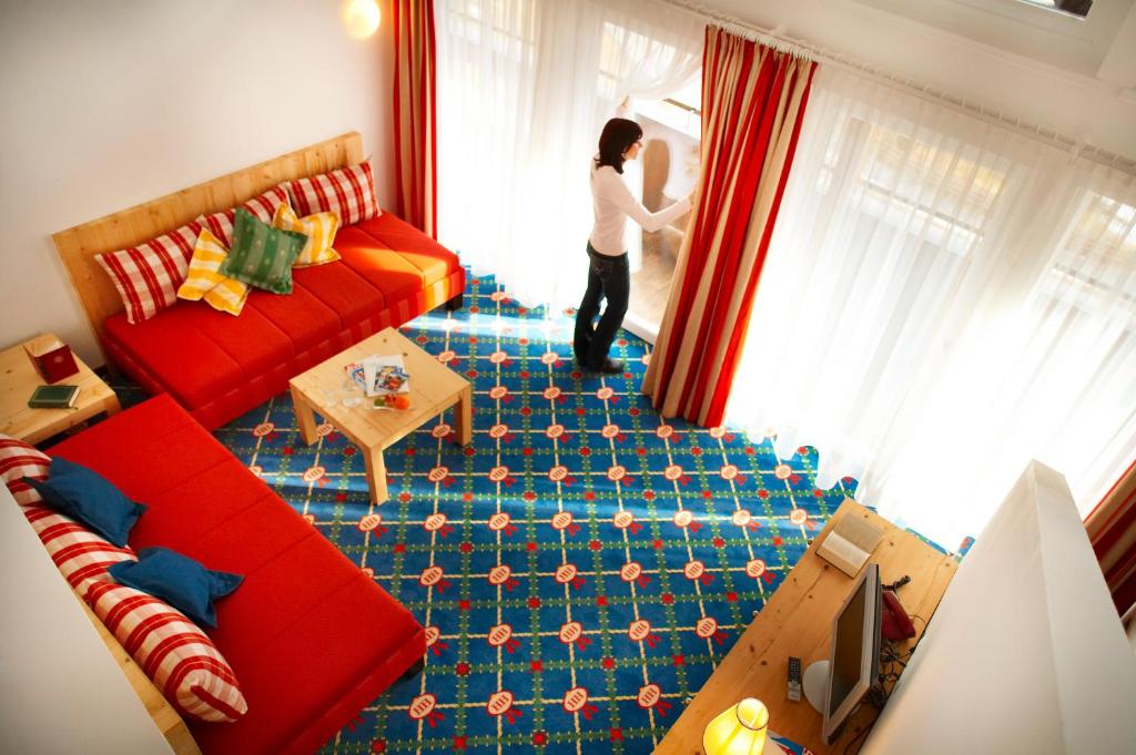 A seating area at Hotel Hubertus