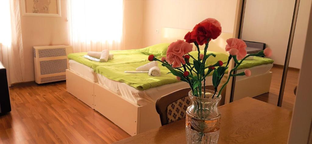 トビリシにあるTamara`s Apartament in Avlabariのベッドルーム1室(花瓶のあるテーブル付)