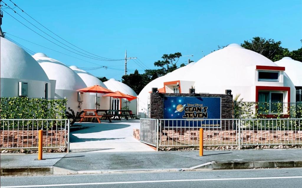 una fila de cúpulas con una señal delante de ella en Dome Planet Ocean's Seven / Vacation STAY 73132, en Teruma