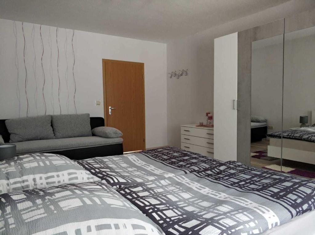 um quarto com uma cama e um sofá em Ferienwohnung Reiter em Ummanz