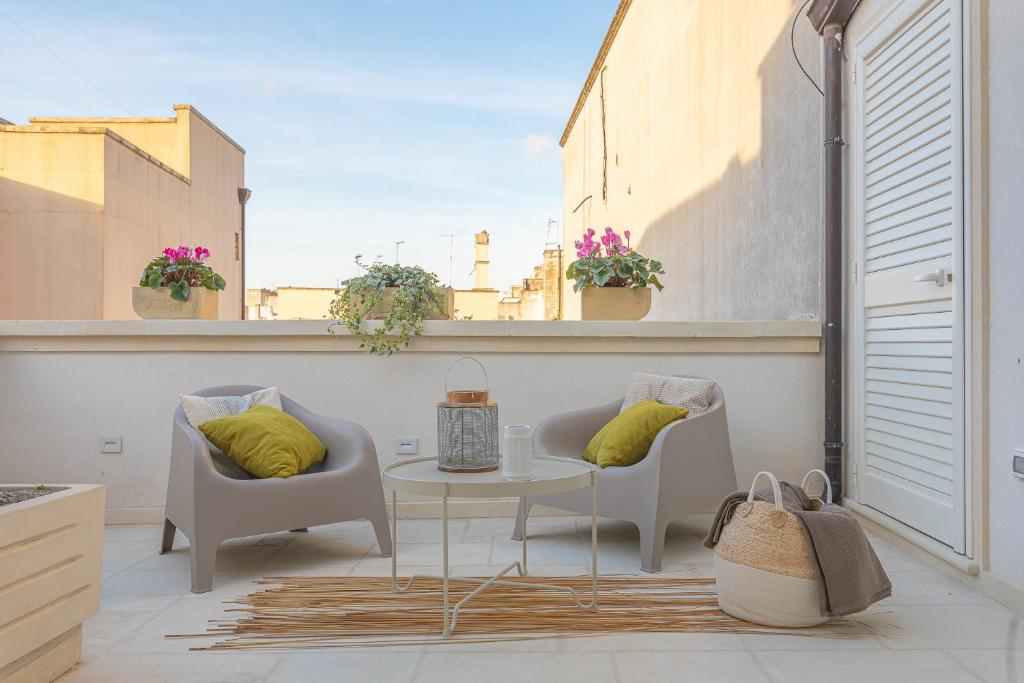 un piccolo balcone con tavolo e sedie su un edificio di Peninsula Apartments-Appartamento Pietrabianca a Carmiano